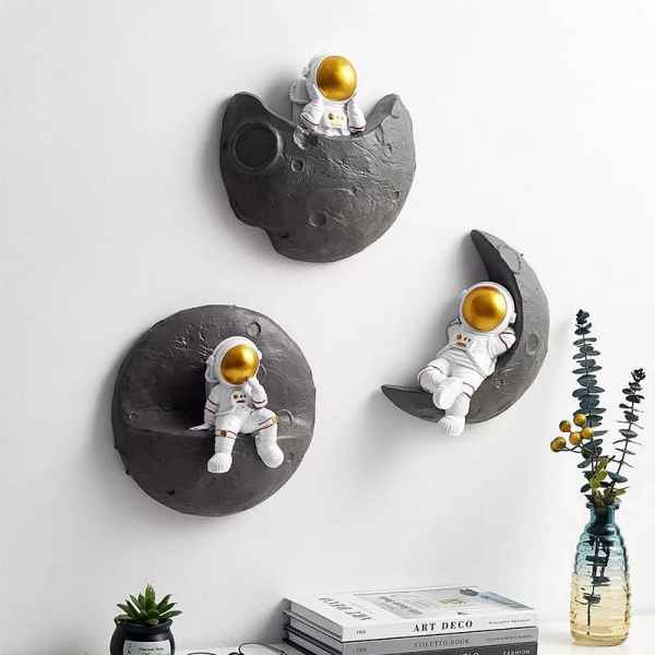 RESIN ASTRONAUT WALL DECORATION